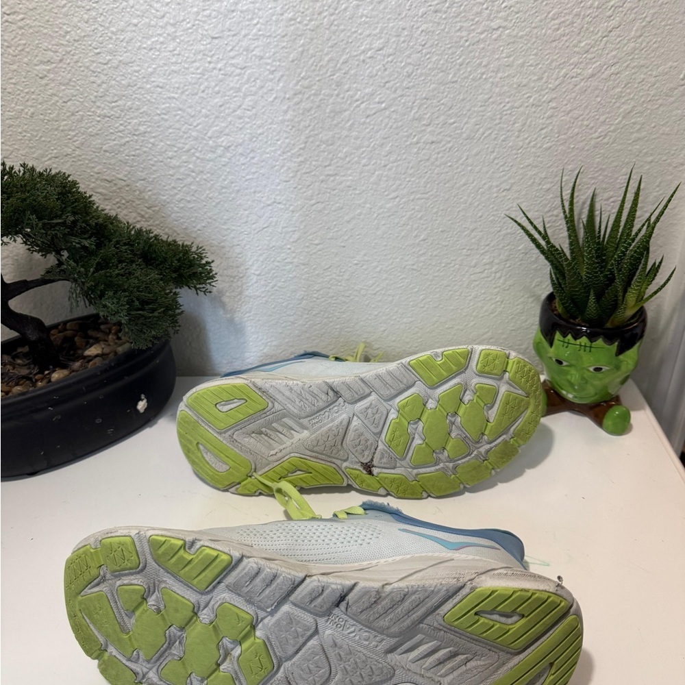 Hoka women size 8.5 Arahi 7 Athletic Shoes in Light Blue and Lime - Picture 3 of 8